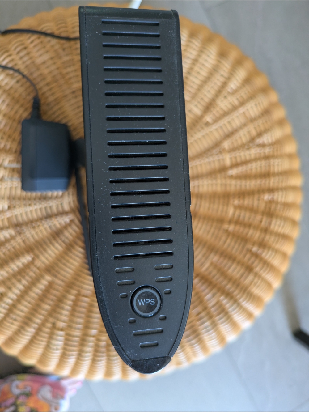Black Wireless Gateway Router - High-Speed Networking - Picture 3 of 4